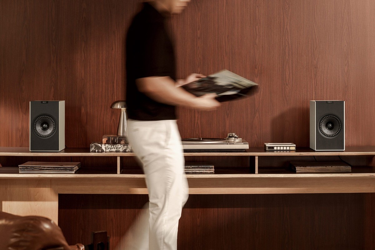 Écoute vinyle avec la paire en finition Nickel Grey