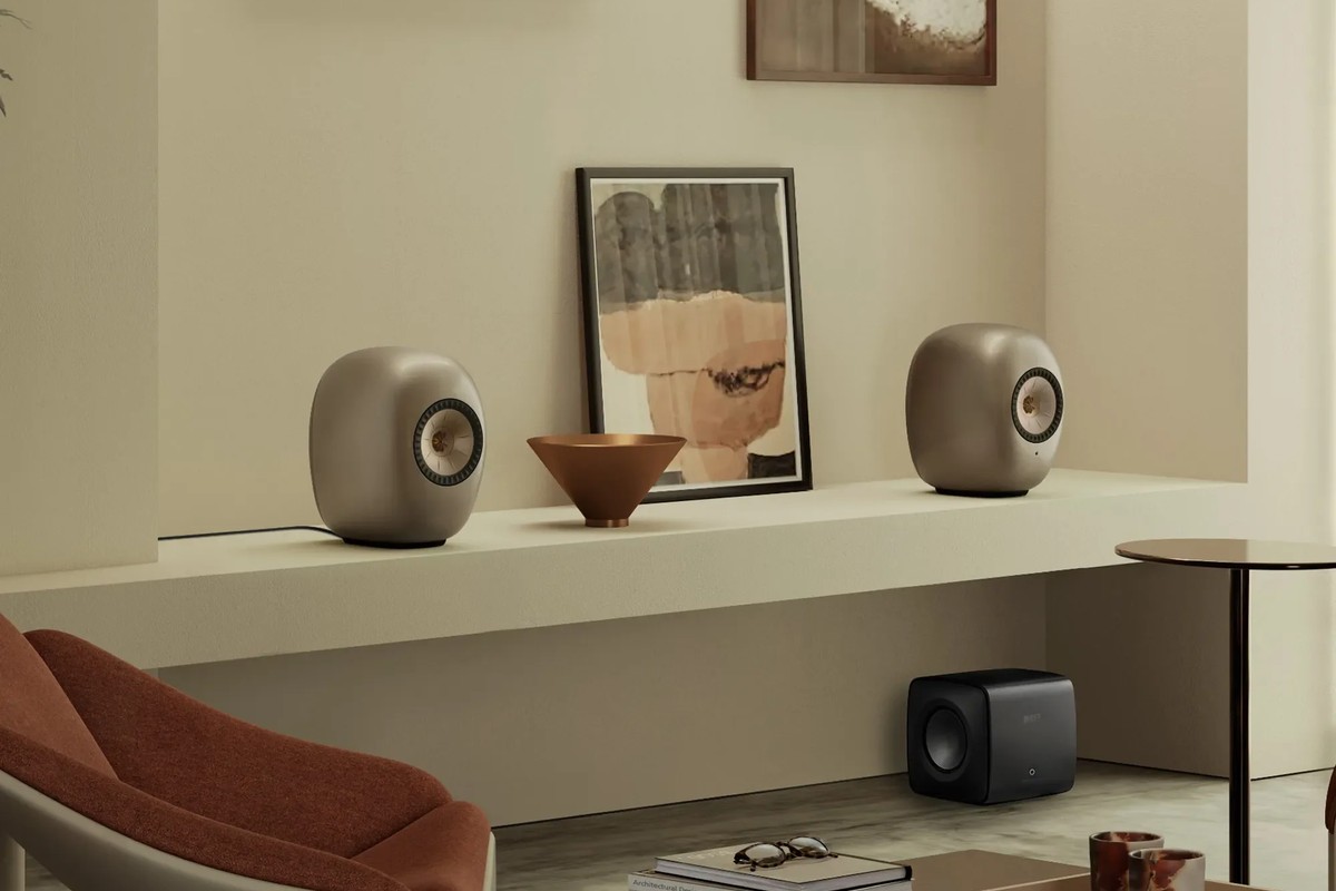 Enceinte sans fil posée sur une étagère dans un salon