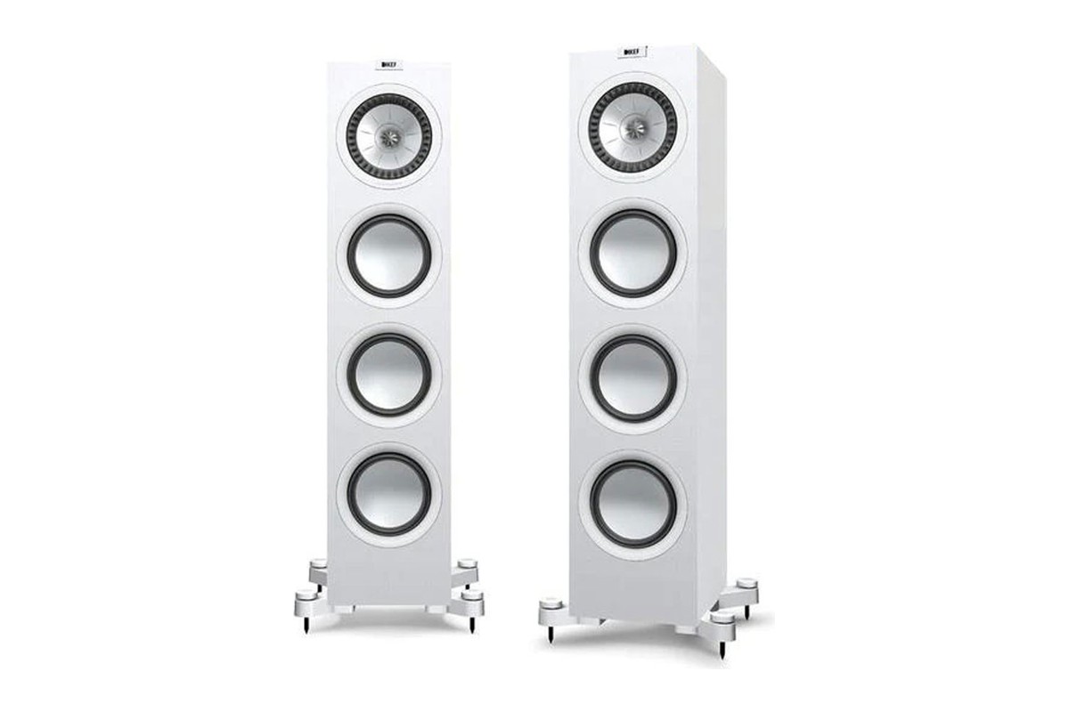 Enceintes colonne KEF Q750 en finition blanche, vues de trois quarts