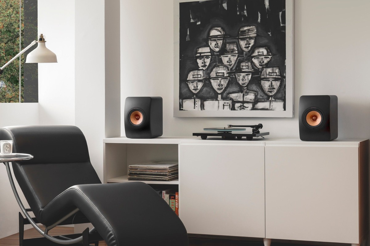 Enceintes KEF LS50 Wireless II noires sur une étagère de salon