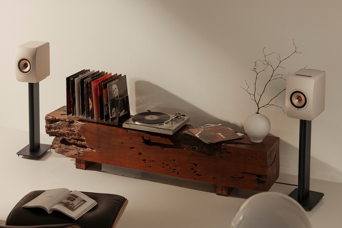 Écoute vinyle avec les enceintes bibliothèque en finition beige sable