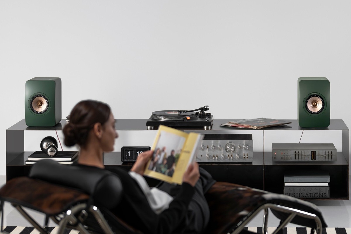 Enceintes KEF LS50 Meta de part et d'autre d'une platine vinyle dans un salon