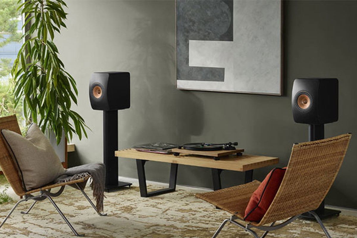 Pied de sol KEF S2 sous une enceinte LS50