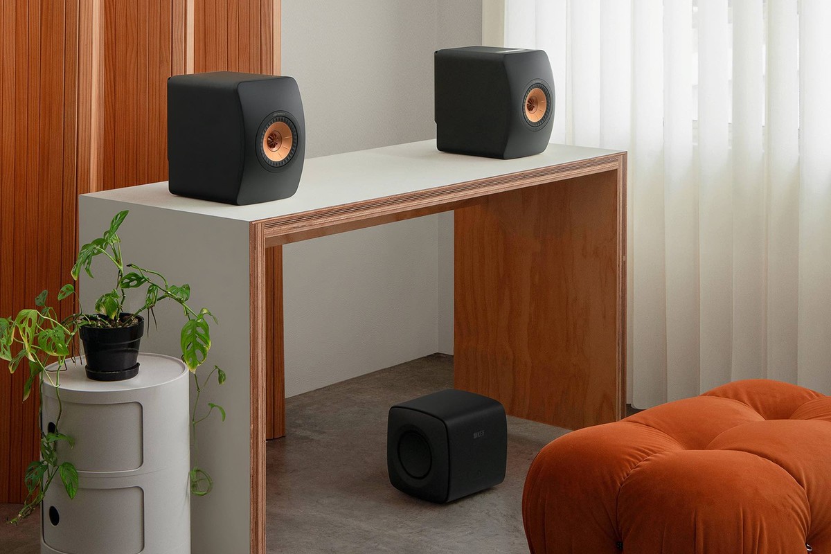 Le caisson noir carbone au pied d'une console dans un séjour