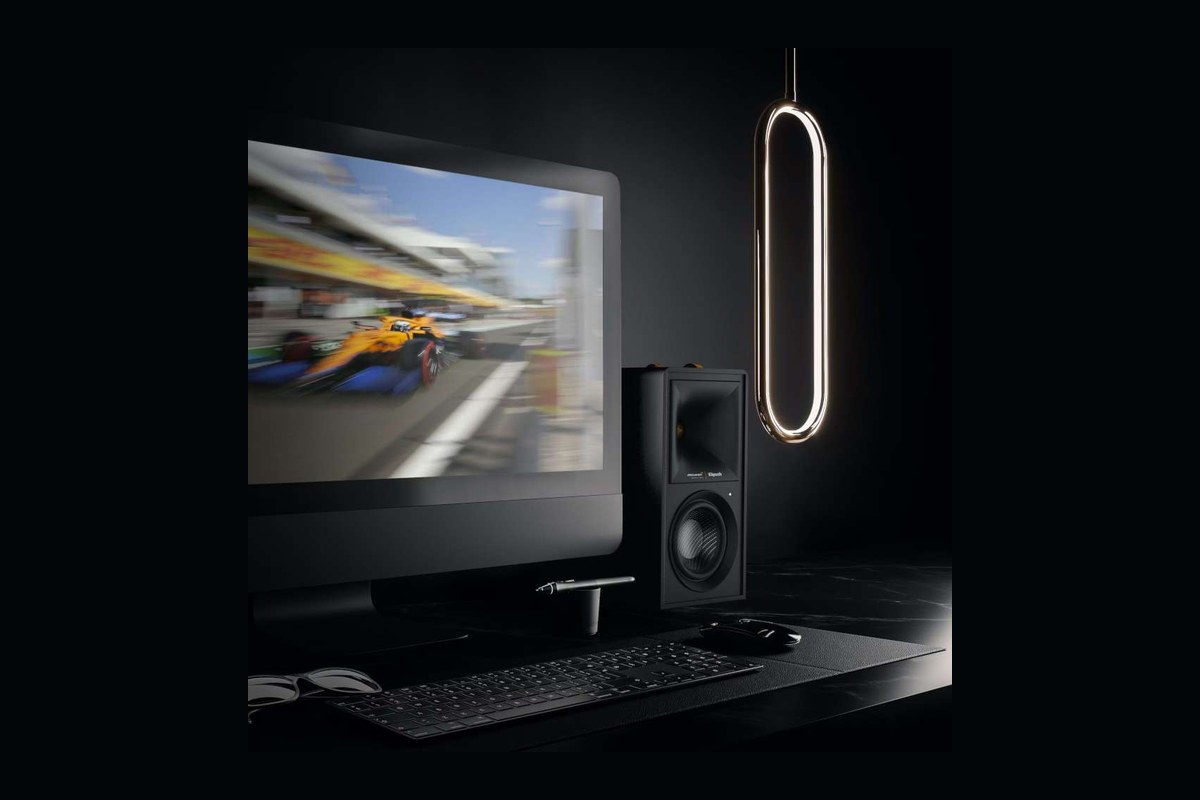 Diffusore nero su una scrivania accanto a un monitor