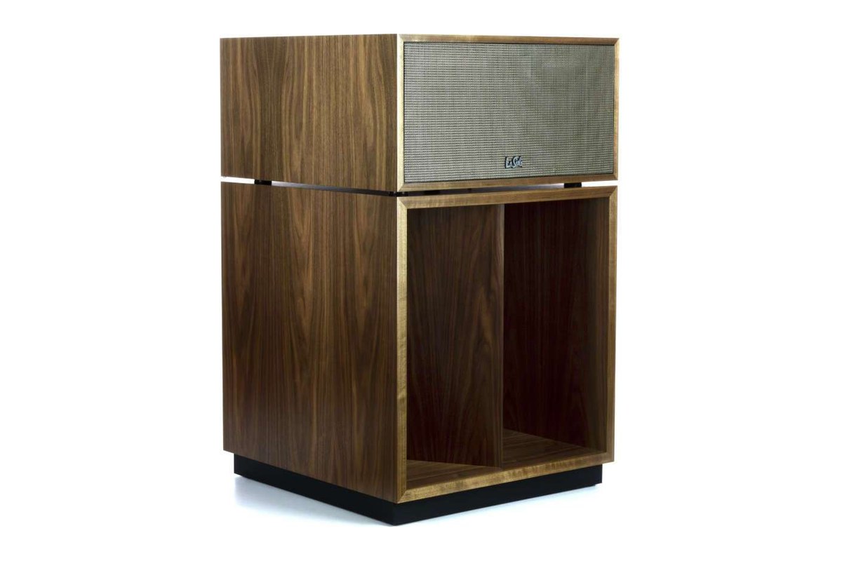 Enceinte en noyer avec grille, vue de trois quarts