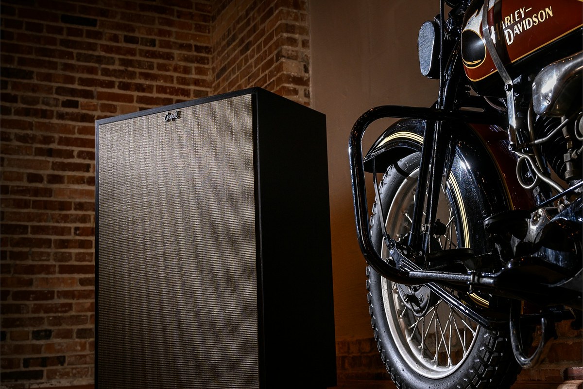Diffusore nero con griglia accanto a una moto in un loft