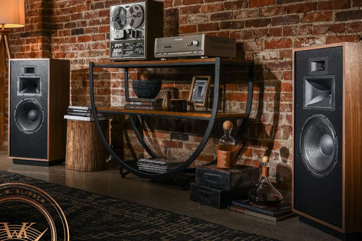 Paire d'enceintes Klipsch Forte IV dans un intérieur