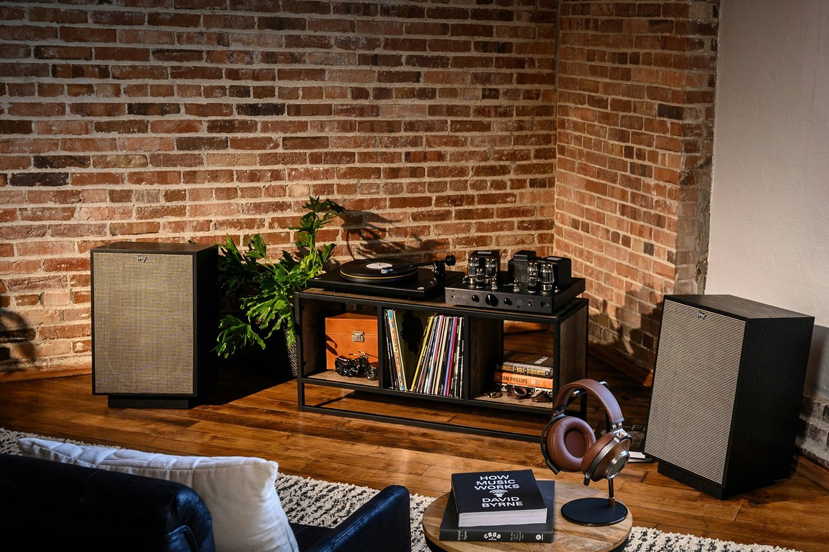 Paire d'enceintes de part et d'autre d'un meuble hi-fi avec platine vinyle