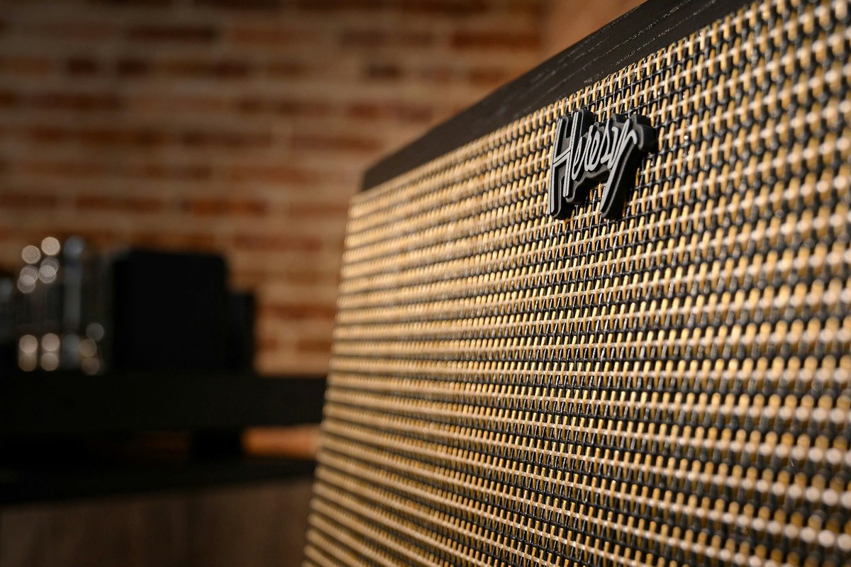 Gros plan sur la grille tissée et le logo en relief