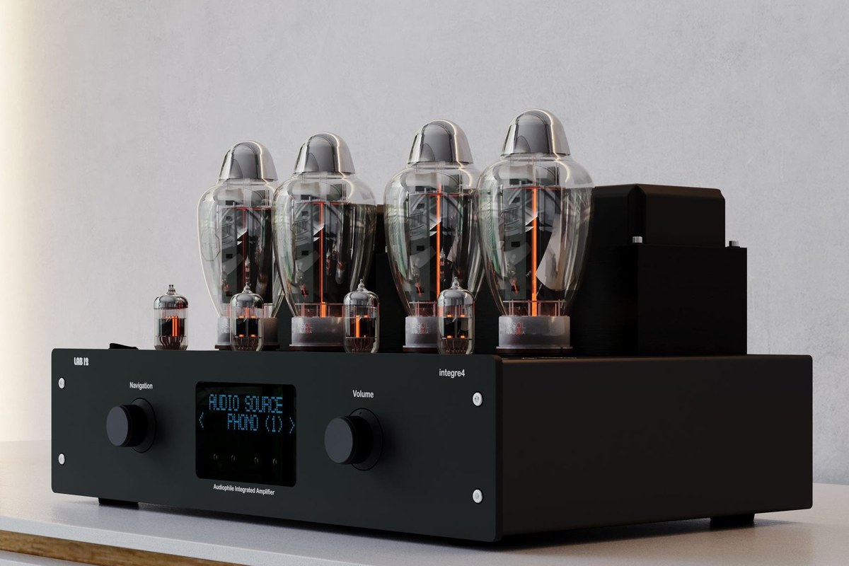 Three-quarter view of the amplifier and its four large power tubes