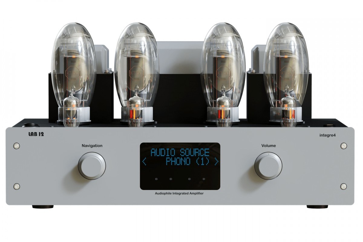 Façade de l'amplificateur avec écran OLED et quatre grands tubes