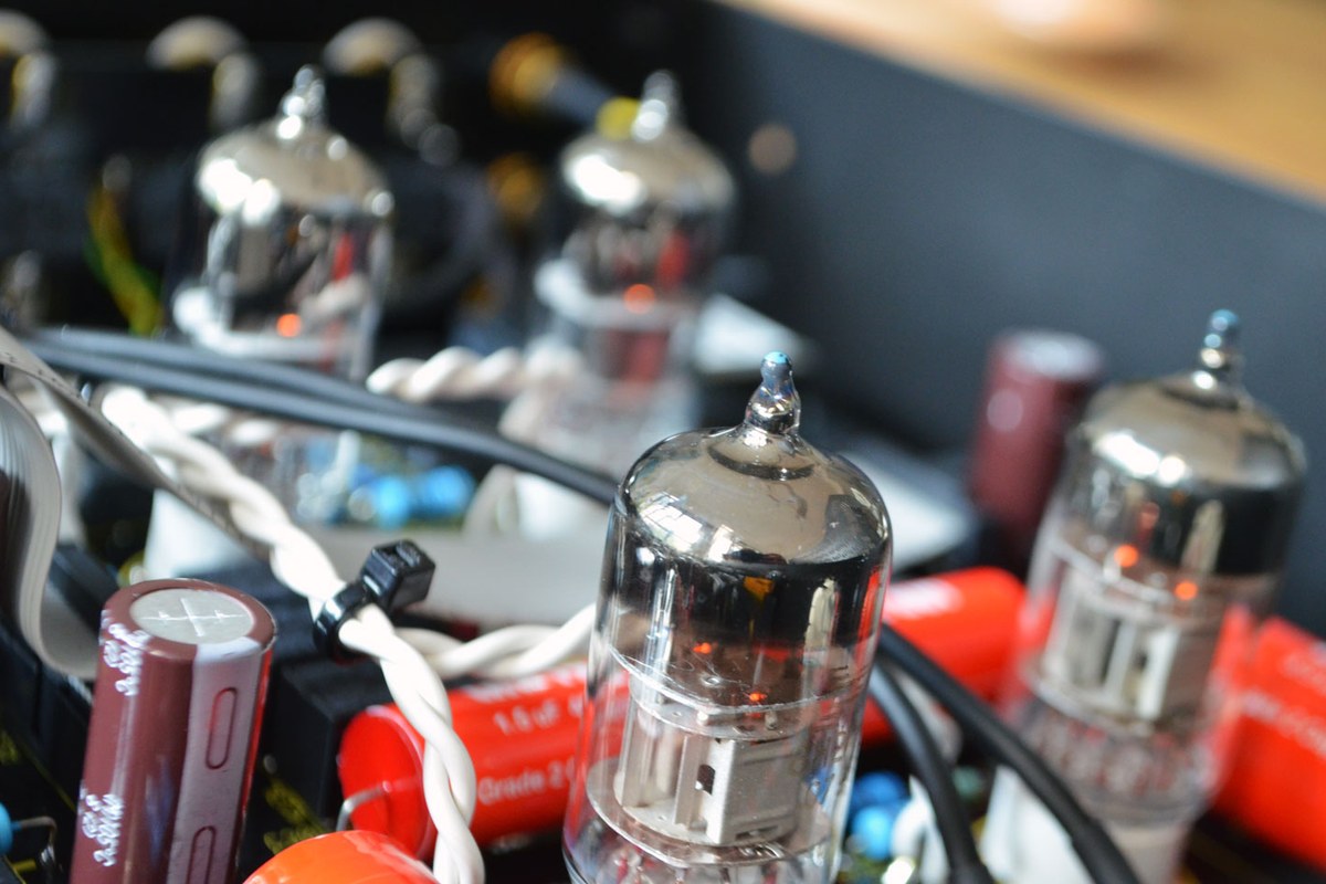 Primo piano di valvole e condensatori all'interno di un preamplificatore