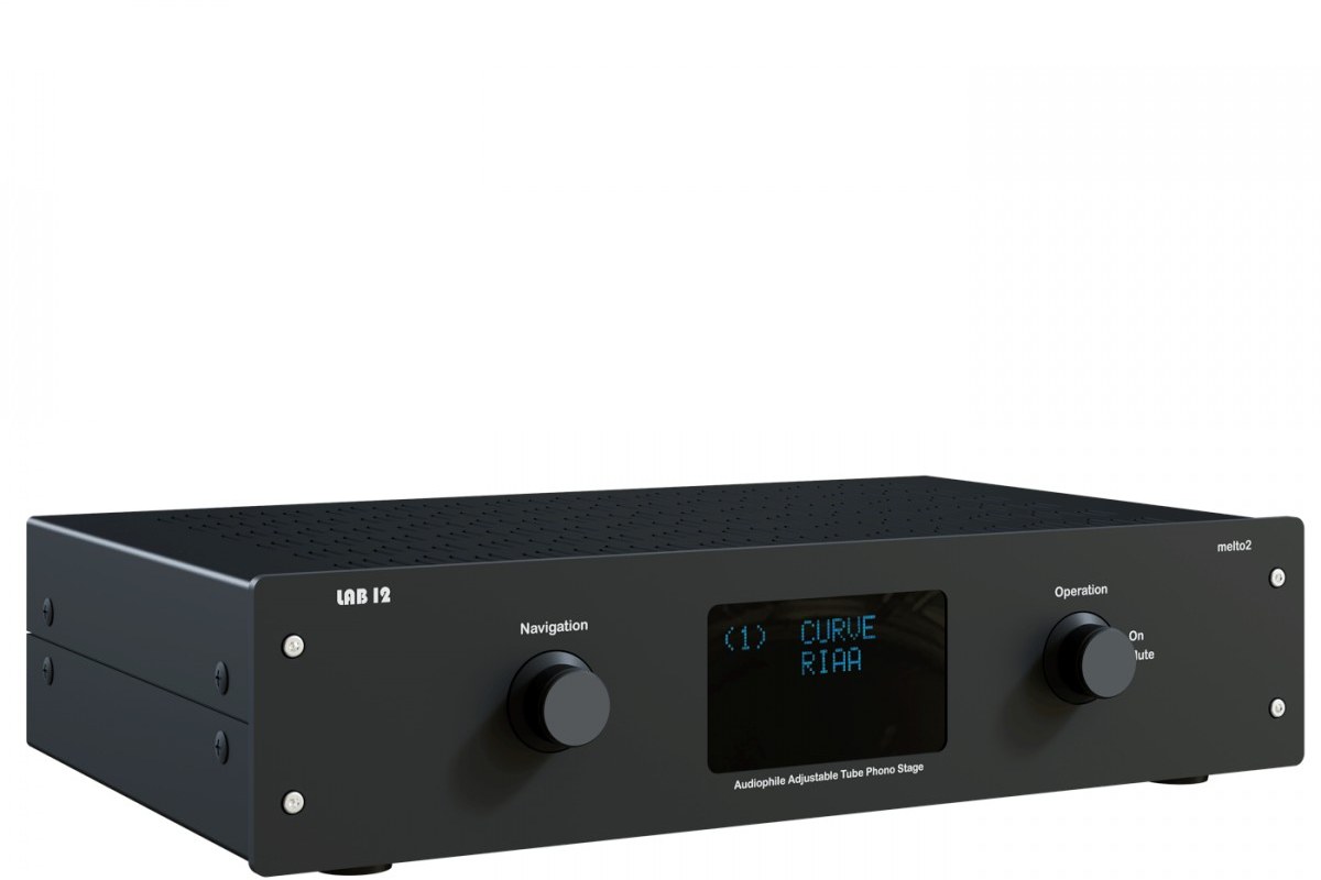 Preamplificatore phono nero visto di tre quarti
