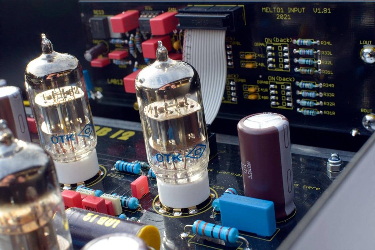 Valvole e microinterruttori sul circuito stampato di un preamplificatore phono
