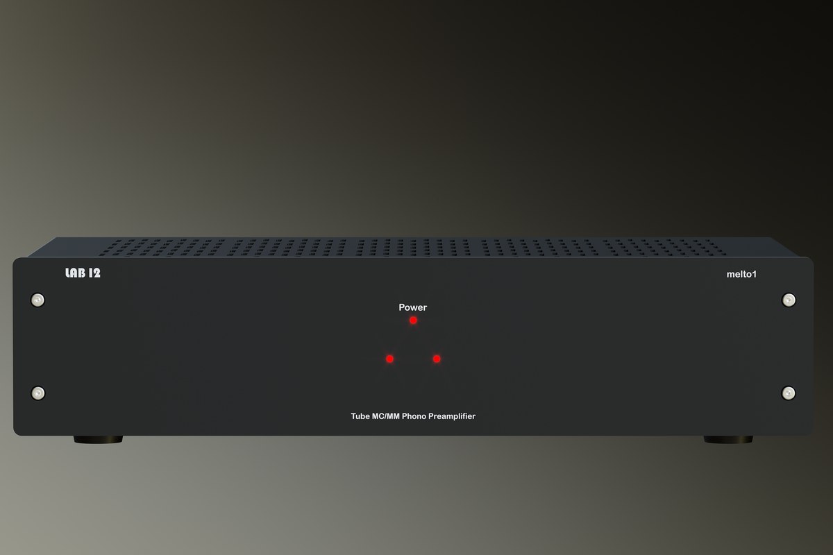 Frontale nero del preamplificatore phono su fondo sfumato
