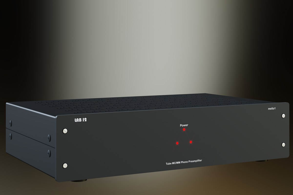 Preamplificatore phono nero visto di tre quarti