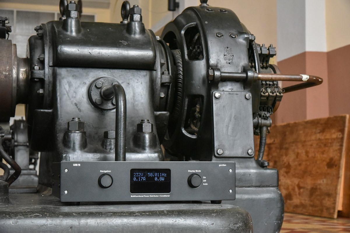 Condizionatore di rete davanti a una vecchia macchina industriale