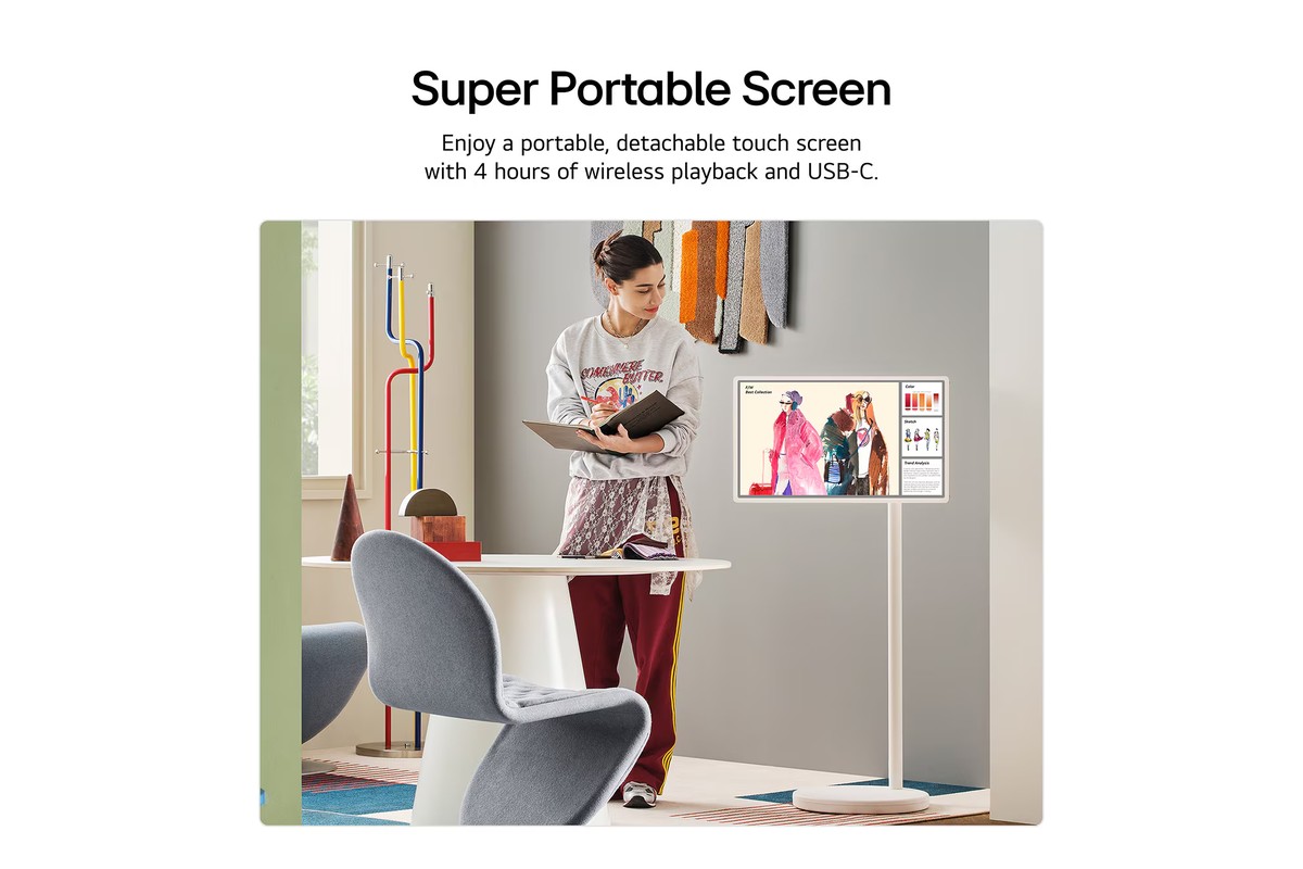 LG StanbyME 2 sur support roulant dans un salon
