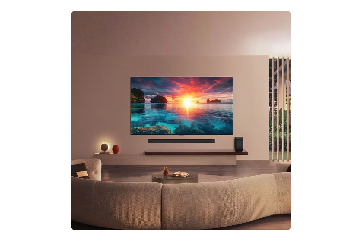 LG G6 Gallery Design monté au mur dans une pièce de vie épurée