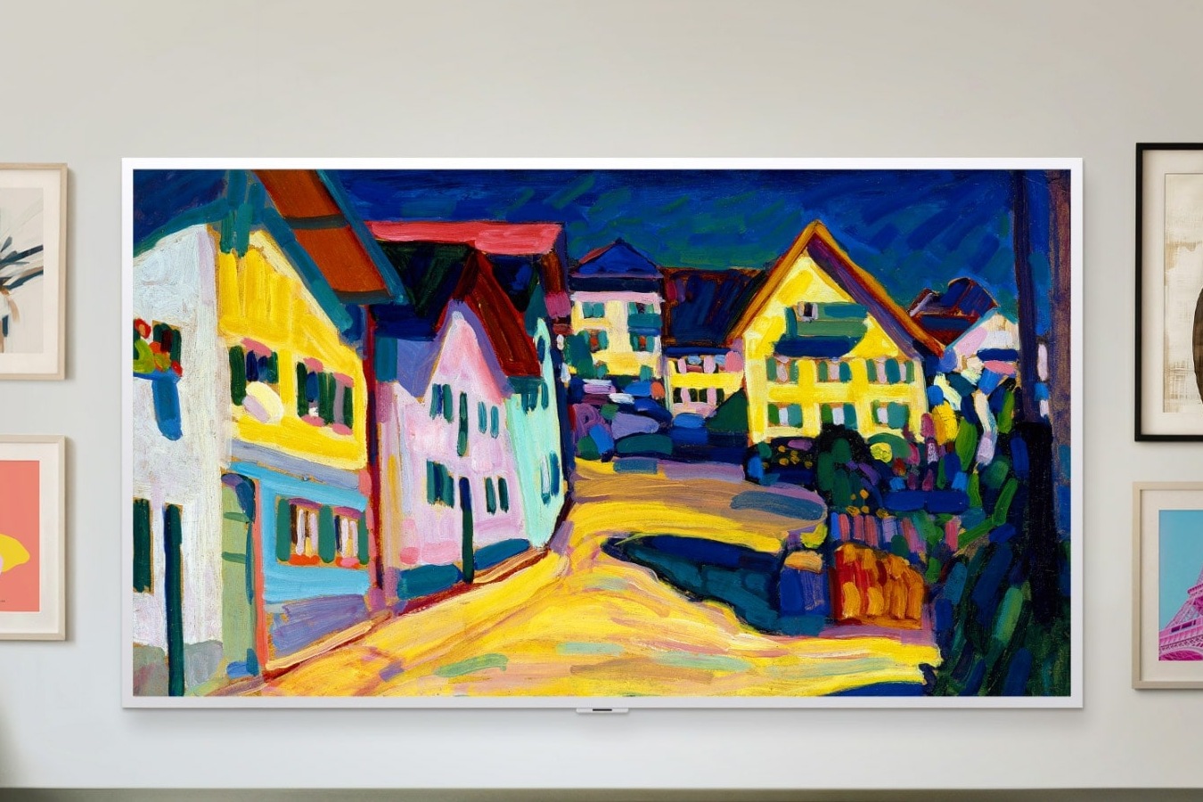 LG Gallery TV LX7 65 an der Wand eines Wohnzimmers, umgeben von gerahmten Bildern