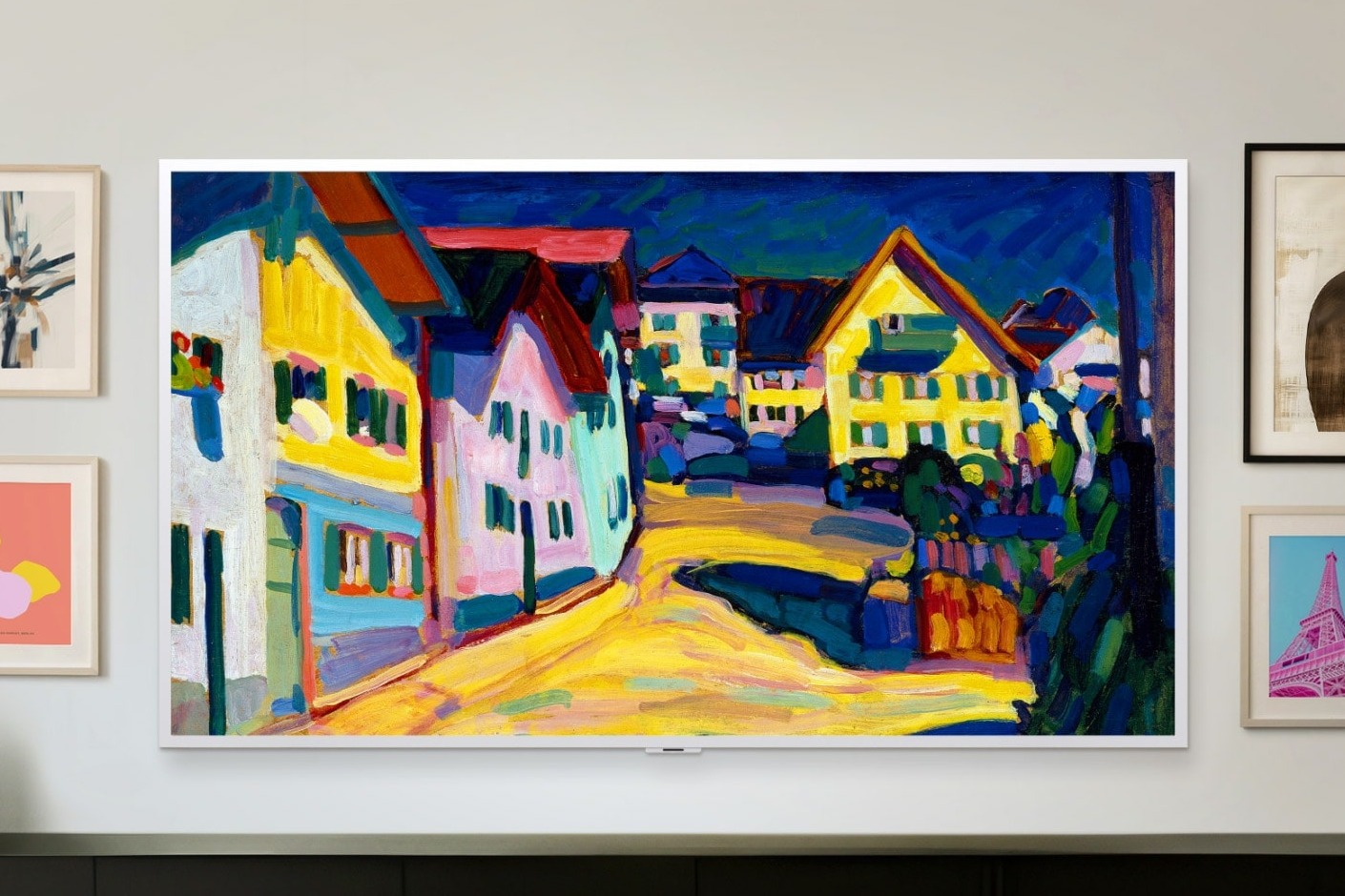 LG Gallery TV LX7 55 an der Wand eines Wohnzimmers, umgeben von gerahmten Bildern