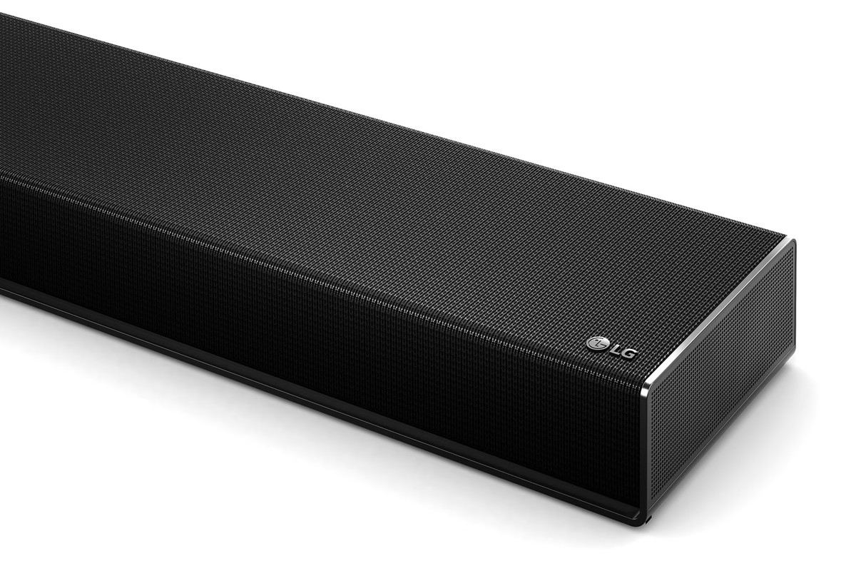 Angle de la barre de son avec sa grille en tissu et le logo LG