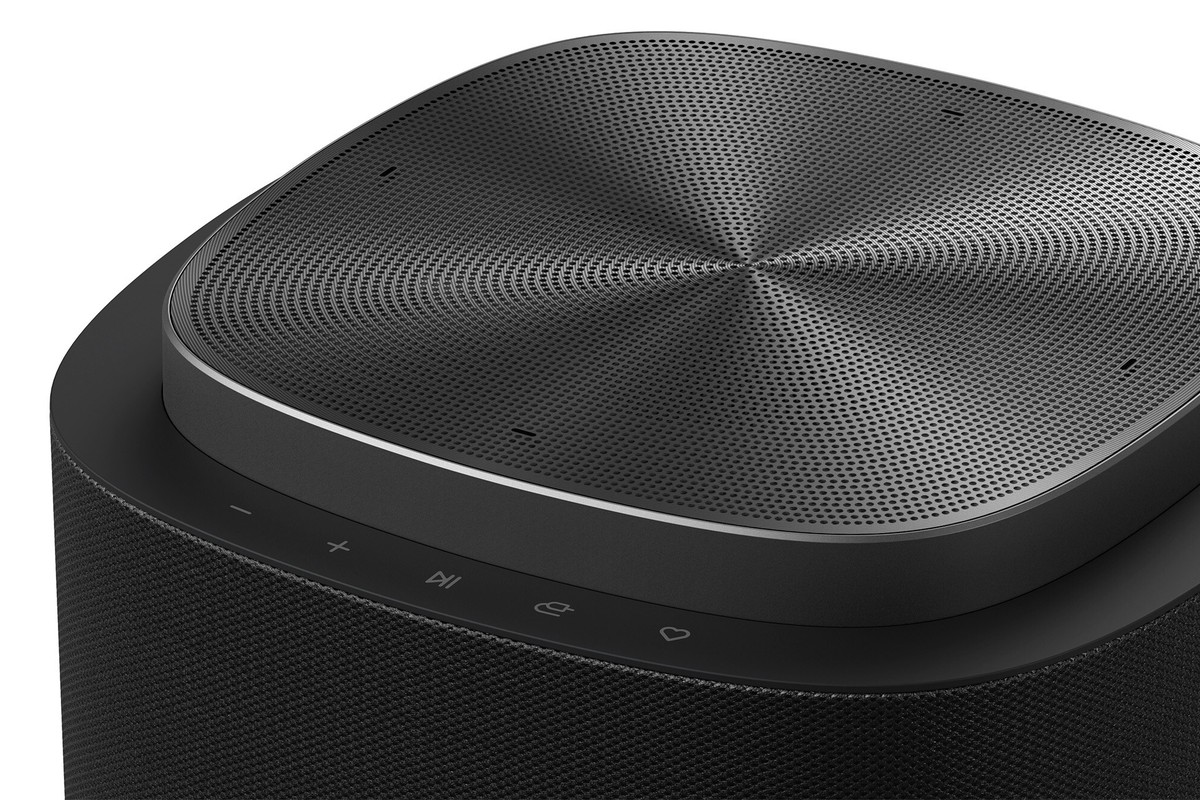 Dessus de l'enceinte avec le haut-parleur vers le plafond et les touches tactiles