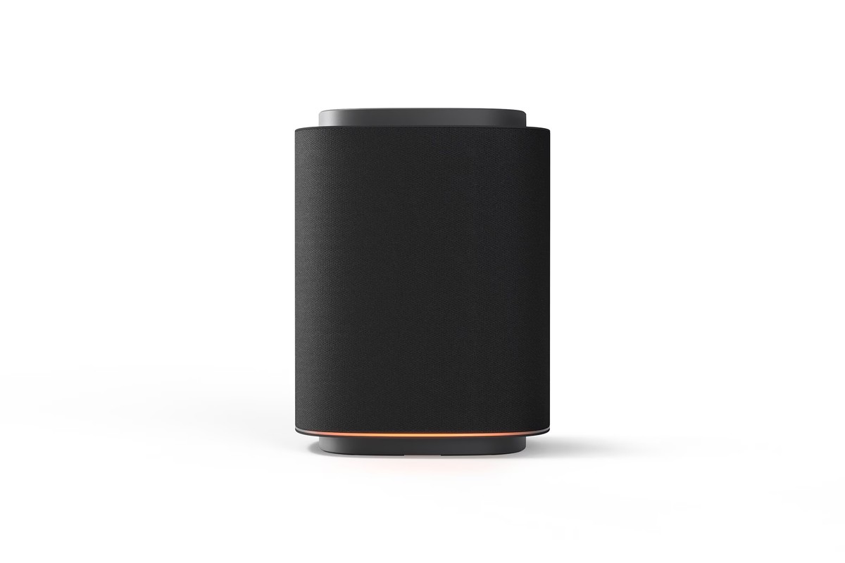 Enceinte LG Sound Suite M5 vue de face, tissu noir et socle discret