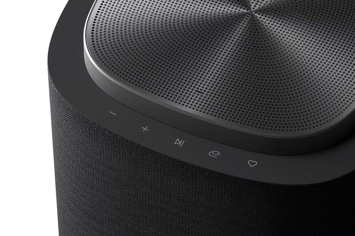 Dessus de l'enceinte avec le haut-parleur vers le plafond et les touches tactiles
