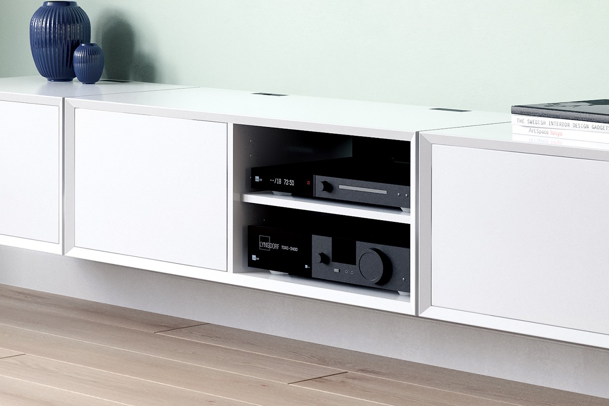 Lettore CD e amplificatore in un mobile TV bianco