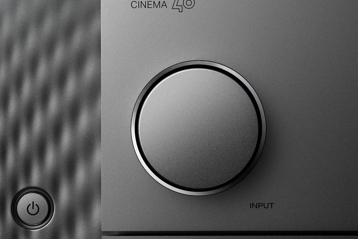 Primo piano della manopola del volume e della texture del pannello laterale