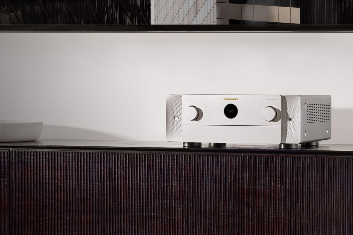 Ampli-tuner finition argent-or posé sur un meuble de salon