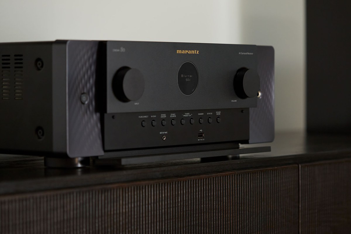 Ampli-tuner noir sur un meuble en bois