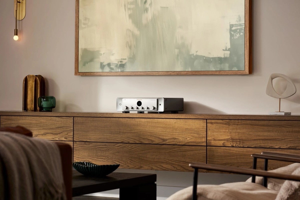 Amplificatore Marantz Model 60n su una credenza in legno in un soggiorno, vista d'insieme della stanza