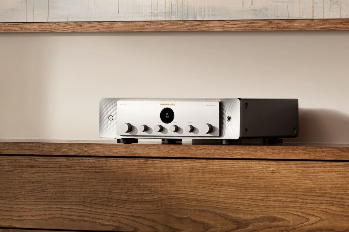 Amplificateur Marantz MODEL 50 finition argent or posé sur un meuble de salon