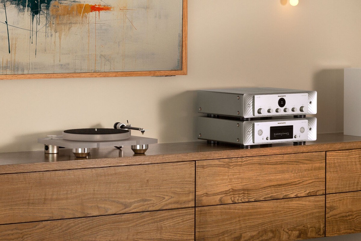 Amplificateur hi-fi empilé avec un lecteur, platine vinyle à côté