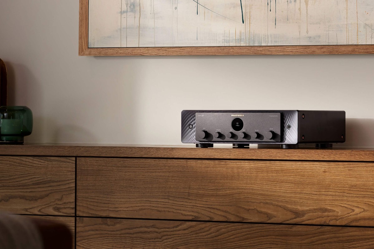 Amplificateur intégré noir sur un meuble bas dans un séjour