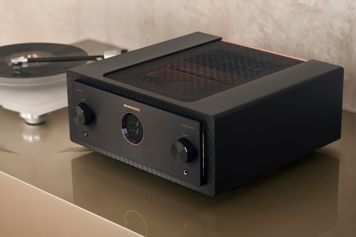 Amplificateur intégré Marantz Model 10 noir à côté d'une platine vinyle, sur un meuble clair