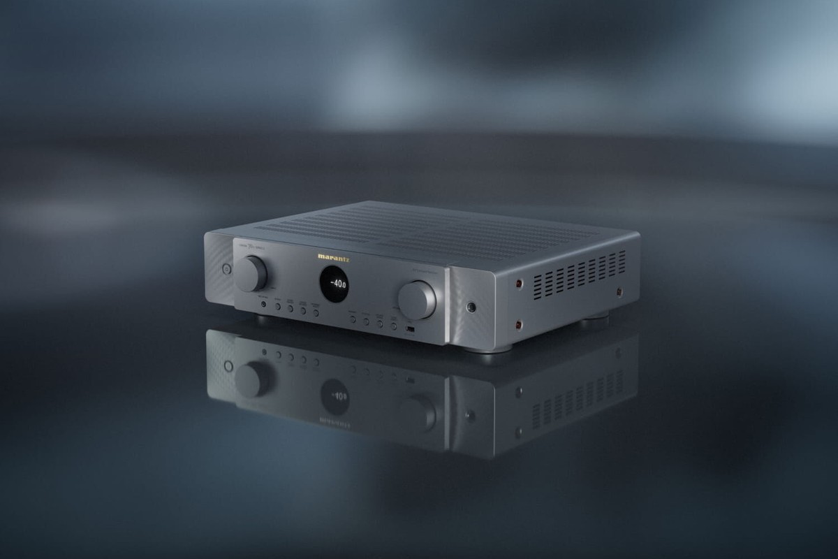 Ampli-tuner slim vu de trois quarts