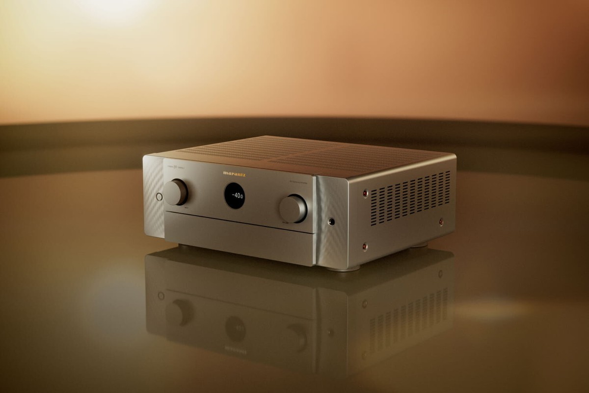 Ampli-tuner neuf canaux vu de trois quarts