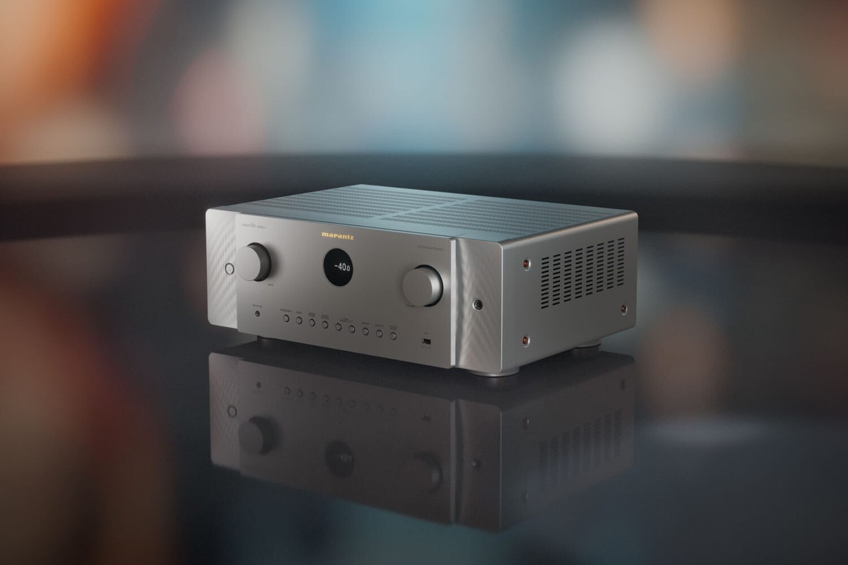 Ampli-tuner sept canaux vu de trois quarts
