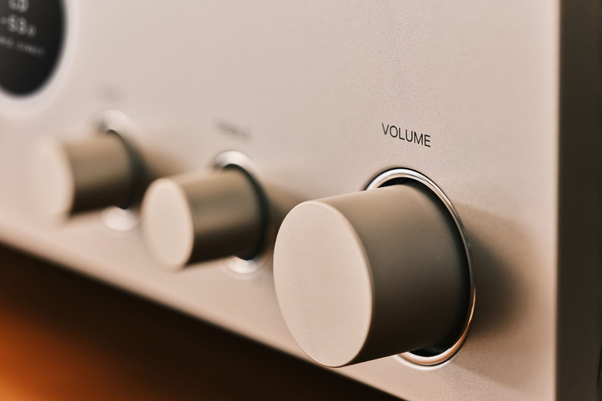 Manopola del volume in primo piano su un frontale argento-oro