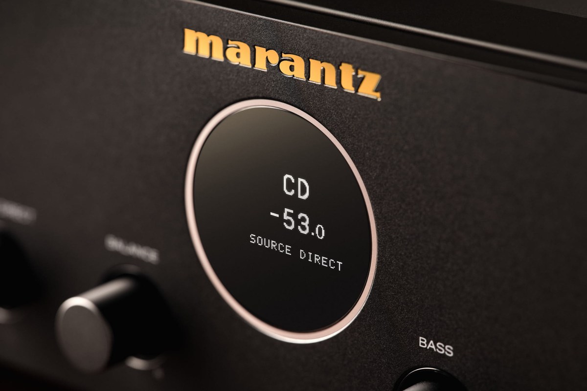 Display rotondo con la sorgente CD e il volume, sotto il logo del marchio