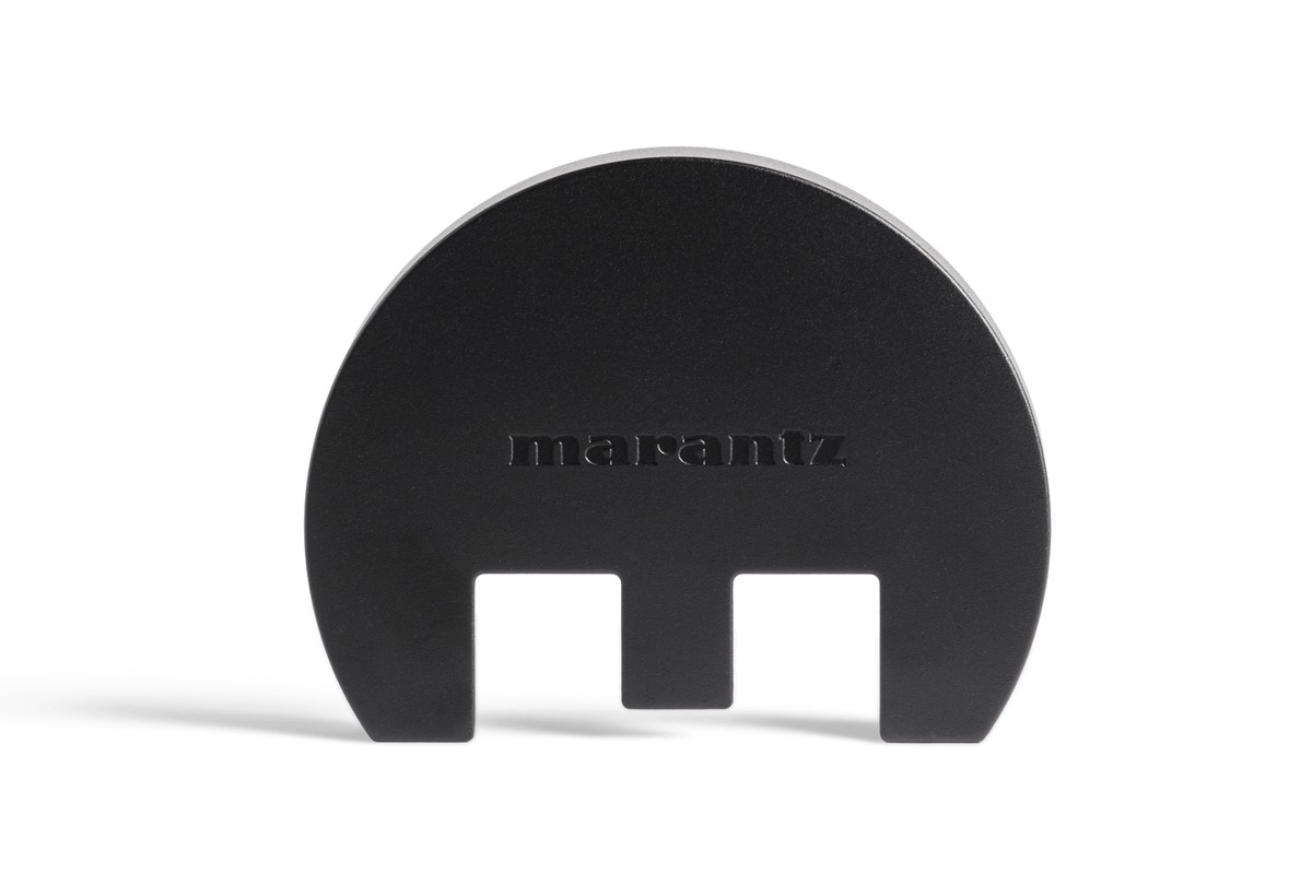 Runde schwarze Platte mit vertieft graviertem Marantz-Logo