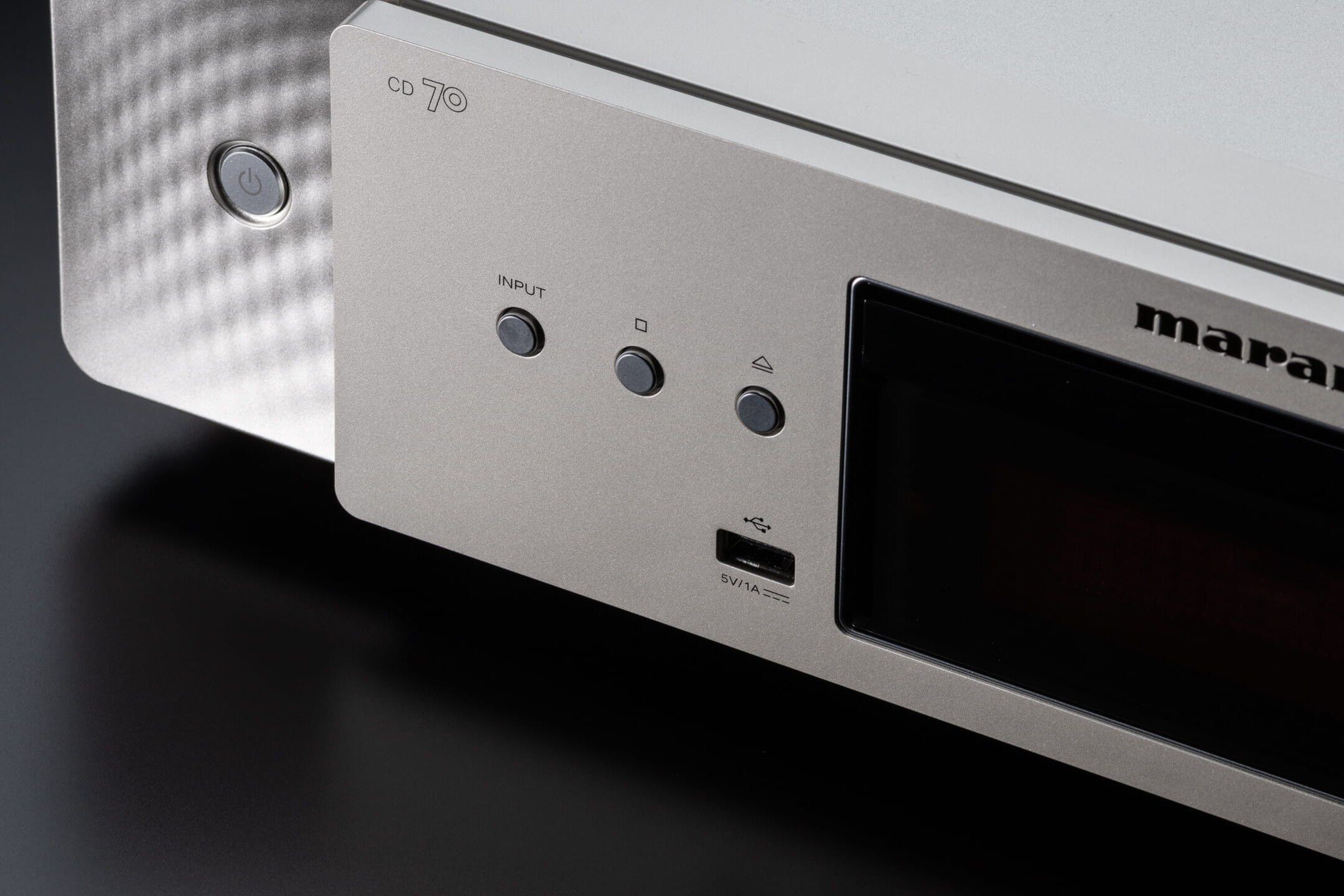 USB-A-Anschluss und Tasten einer silber-goldenen Front