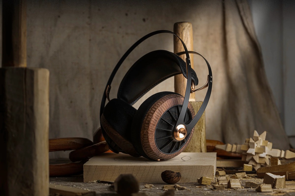 Cuffia Meze Audio 109 PRO Primal in un laboratorio di intaglio del legno