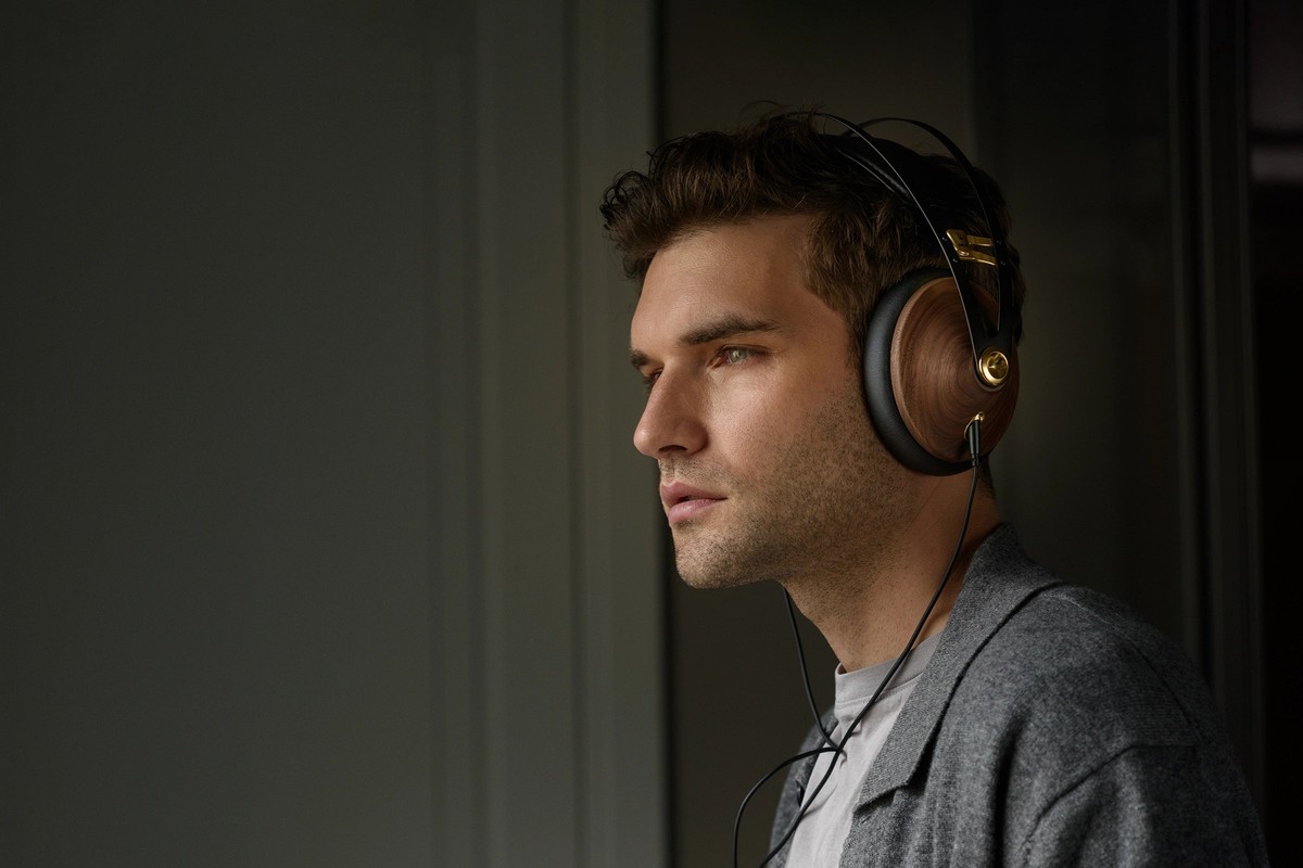 Meze Audio 99 Classics V2 Walnut Gold, vue de face