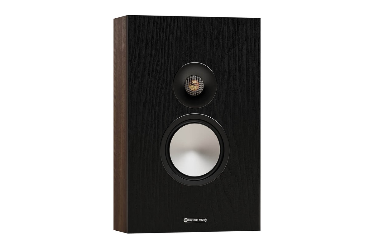 Enceinte murale en noyer de trois quarts