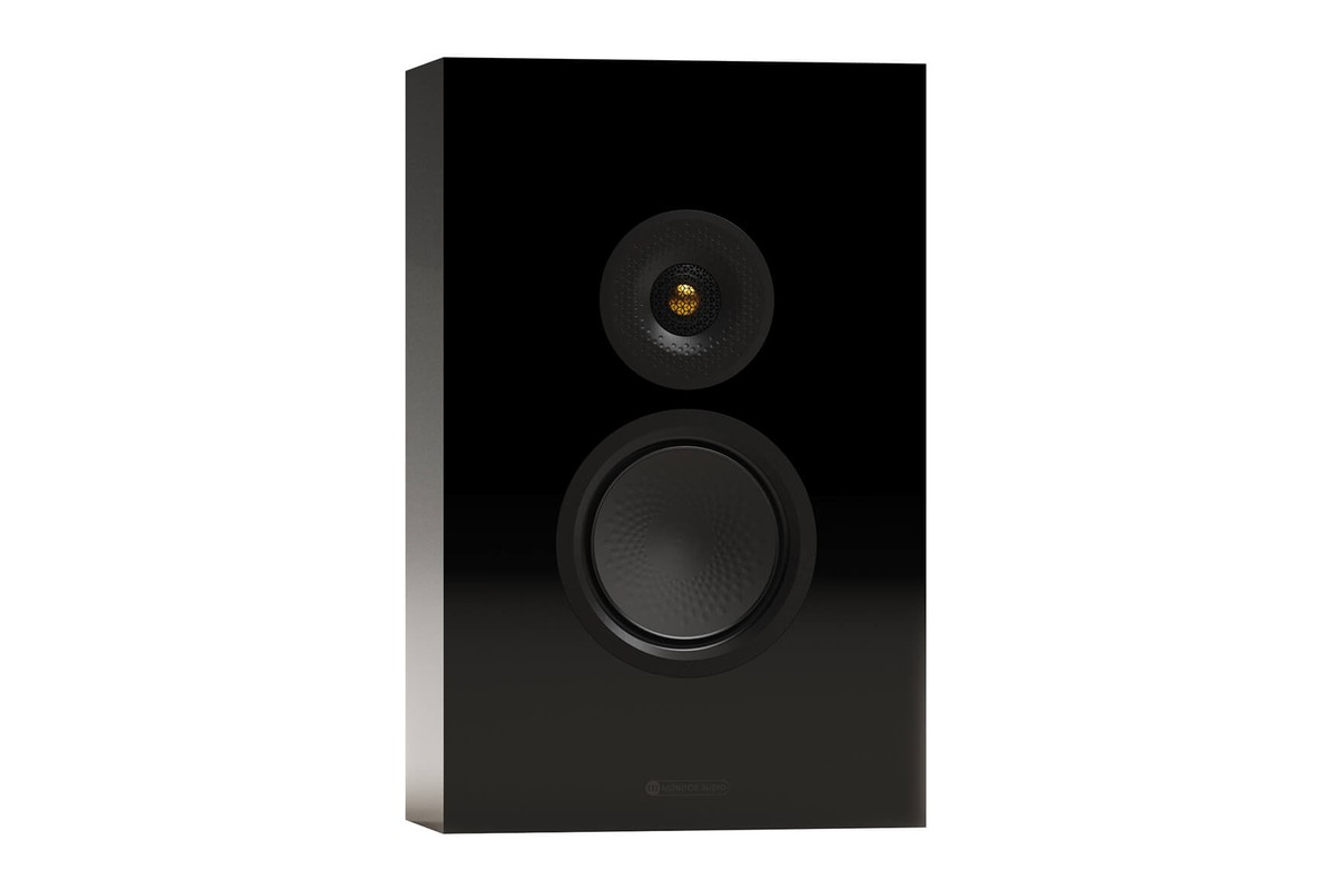 Three-quarter view, gloss black